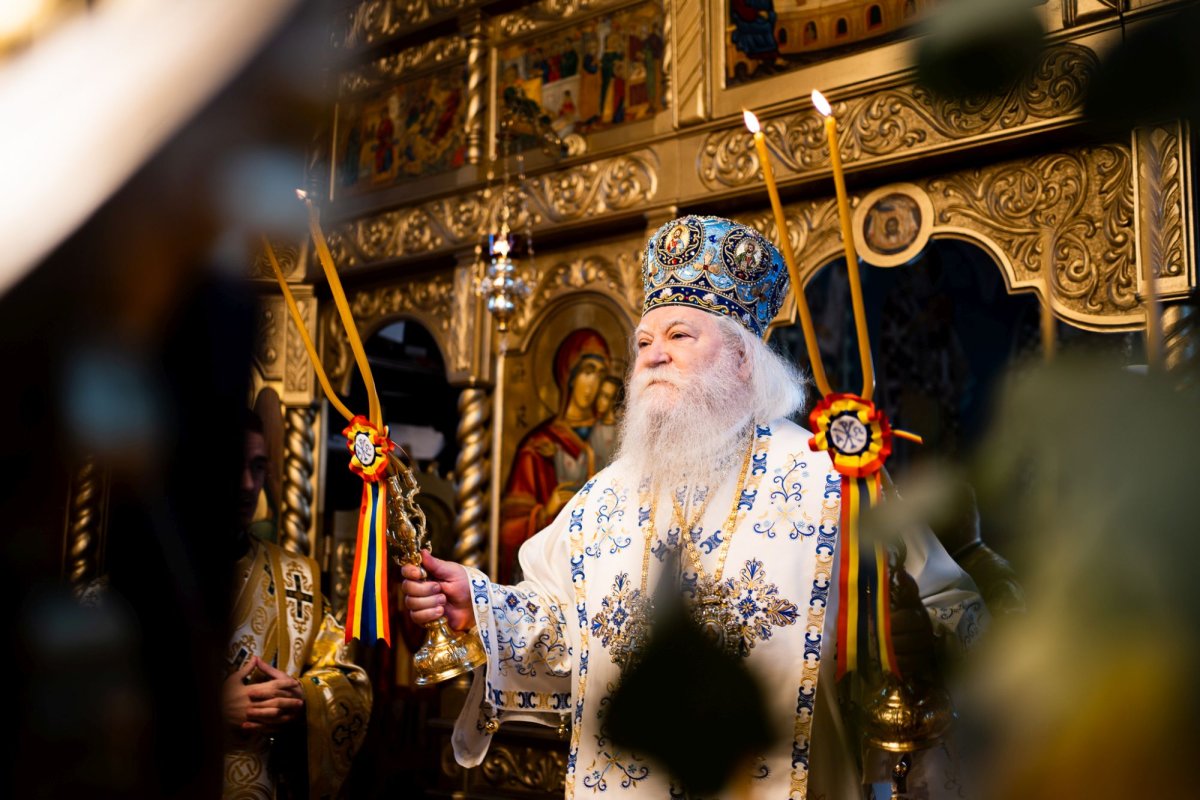 Liturghie arhierească la Parohia „Sfântul Ierarh Nicolae” din Salcea, în ajunul hramului 195340