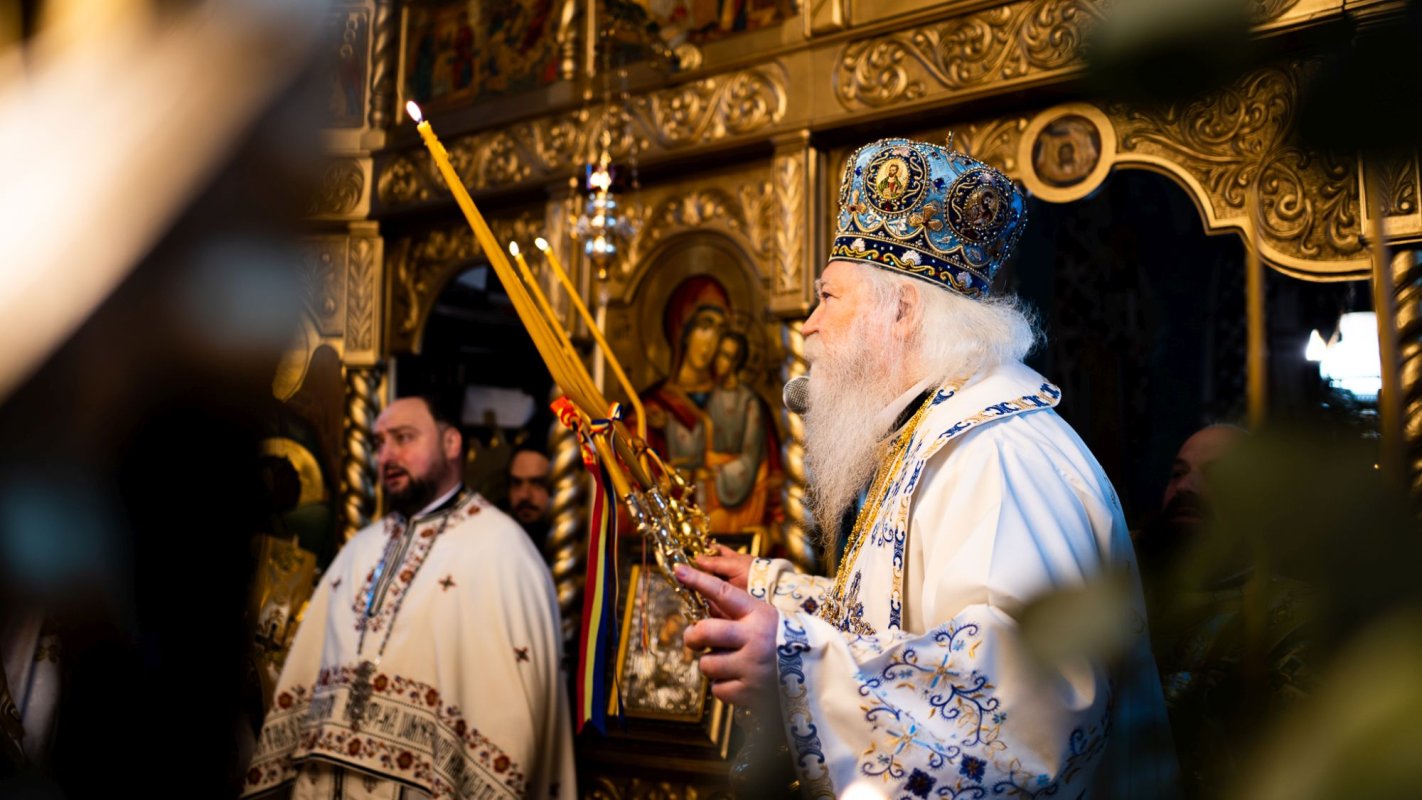 Liturghie arhierească la Parohia „Sfântul Ierarh Nicolae” din Salcea, în ajunul hramului 195341