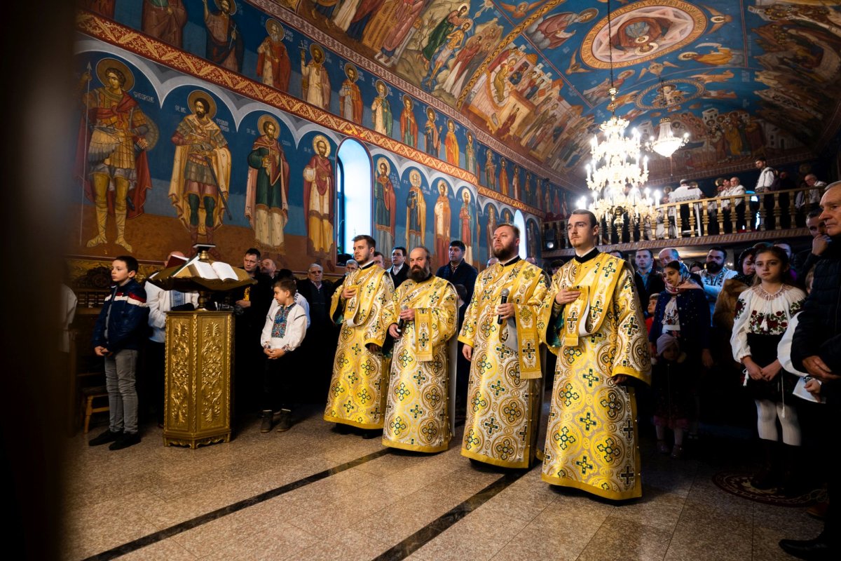 Liturghie arhierească la Parohia „Sfântul Ierarh Nicolae” din Salcea, în ajunul hramului 195344