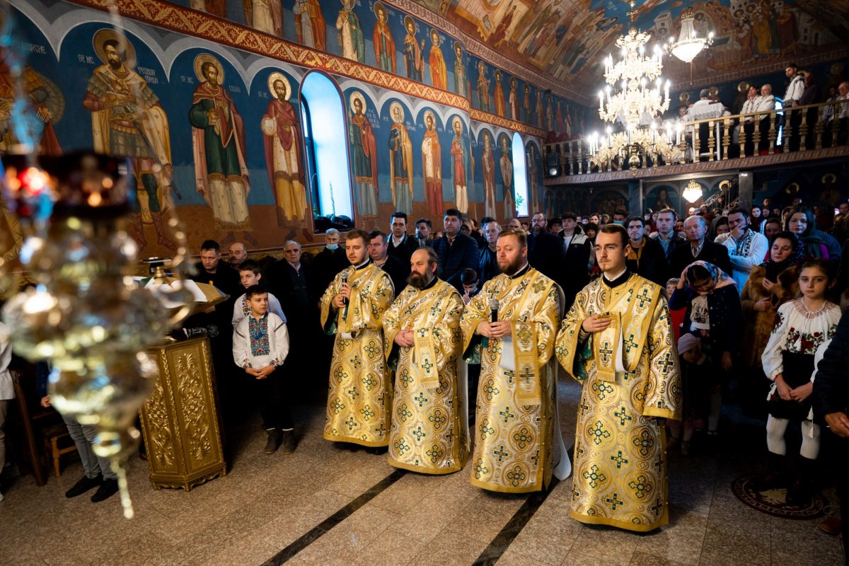 Liturghie arhierească la Parohia „Sfântul Ierarh Nicolae” din Salcea, în ajunul hramului 195345