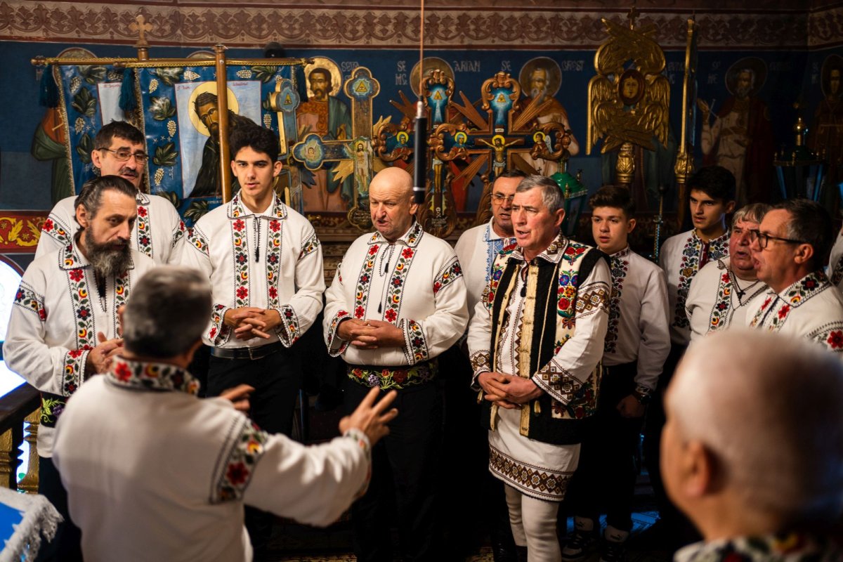 Liturghie arhierească la Parohia „Sfântul Ierarh Nicolae” din Salcea, în ajunul hramului 195348