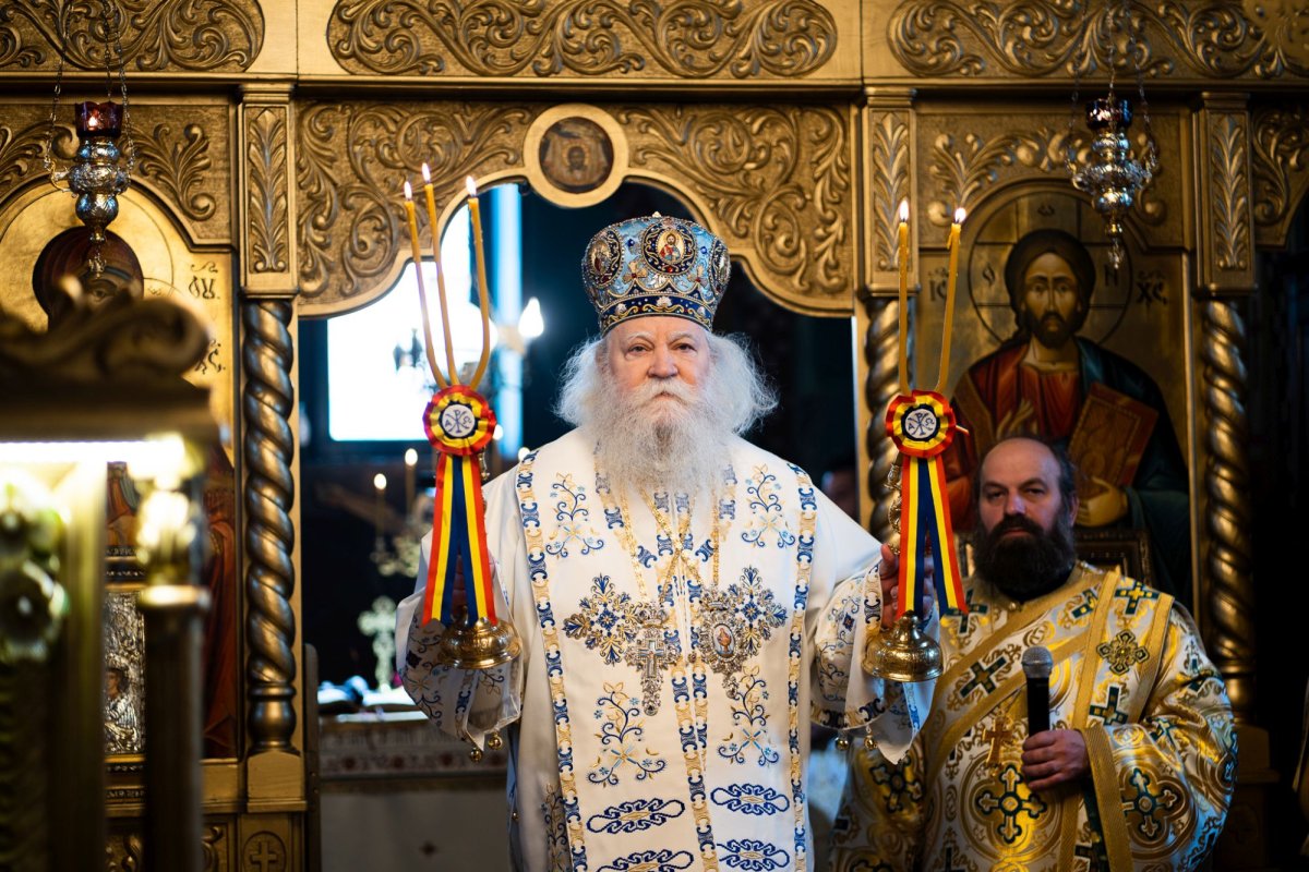 Liturghie arhierească la Parohia „Sfântul Ierarh Nicolae” din Salcea, în ajunul hramului 195349