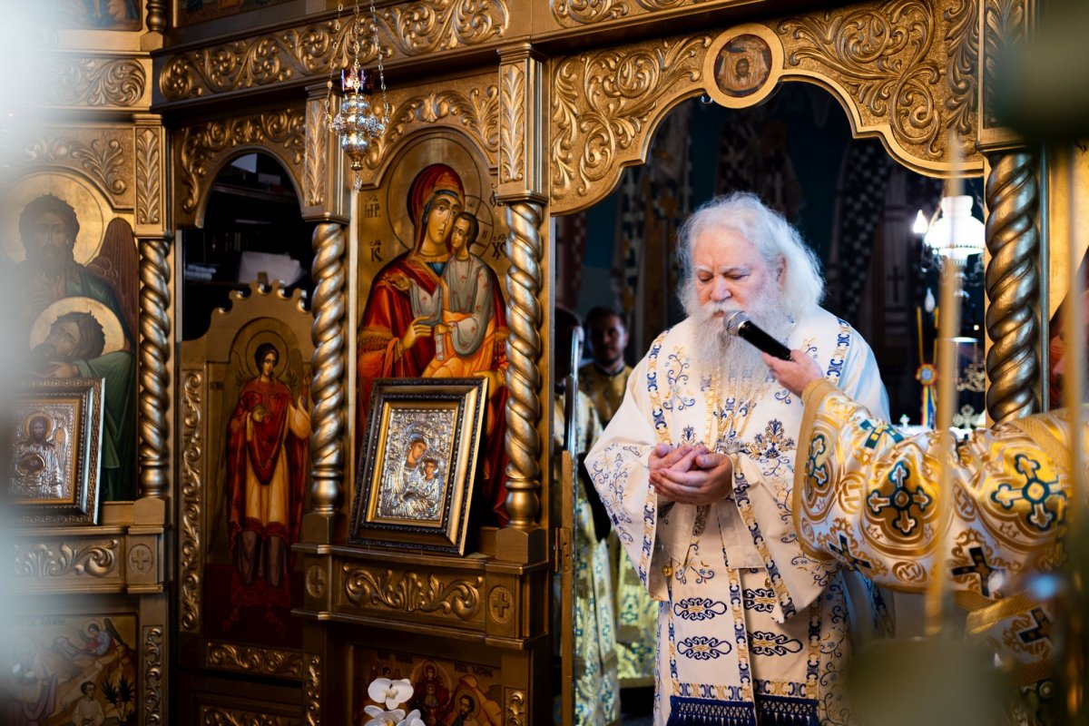 Liturghie arhierească la Parohia „Sfântul Ierarh Nicolae” din Salcea, în ajunul hramului 195351