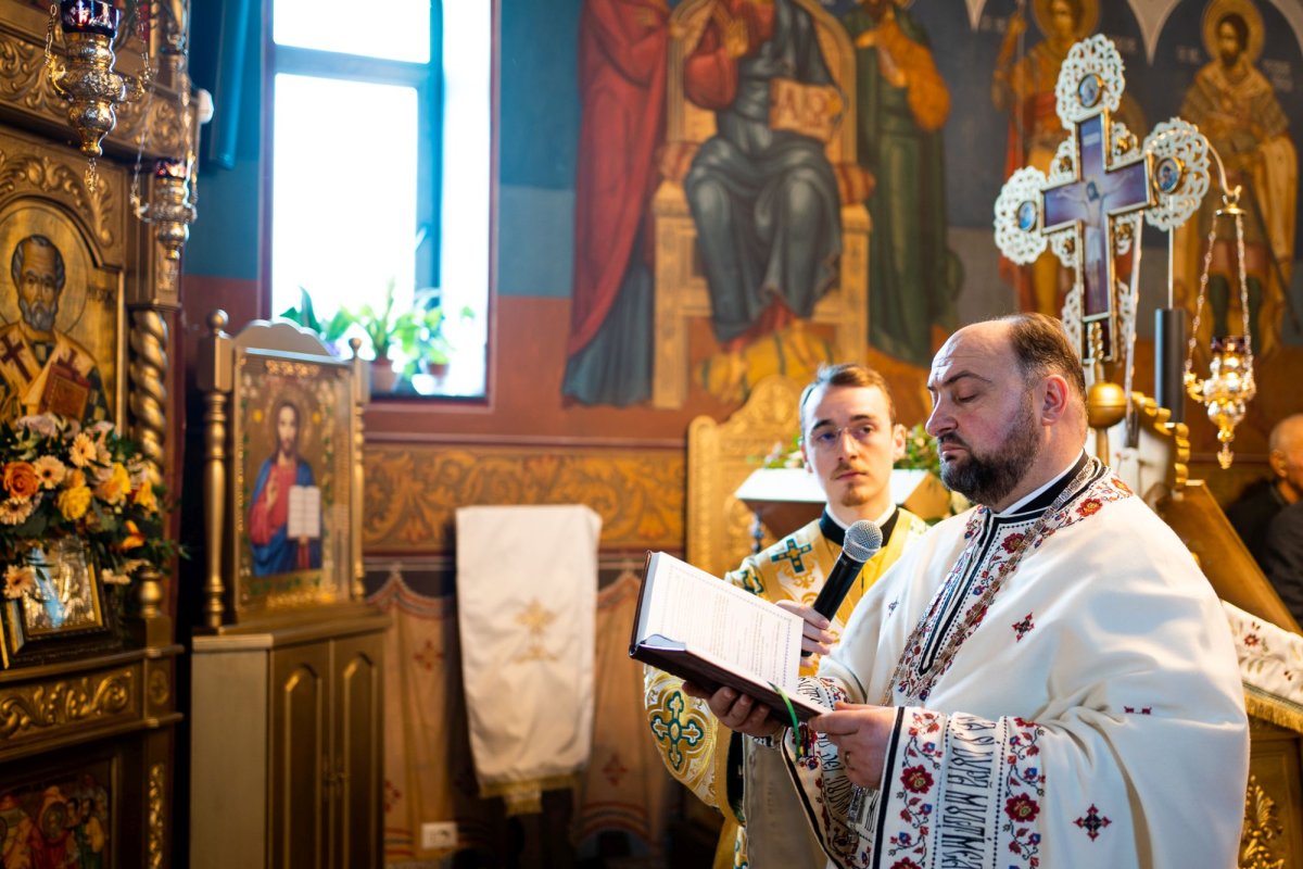 Liturghie arhierească la Parohia „Sfântul Ierarh Nicolae” din Salcea, în ajunul hramului 195352