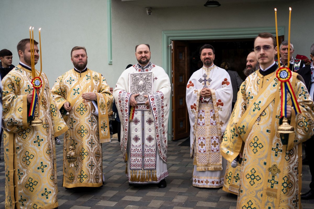 Liturghie arhierească la Parohia „Sfântul Ierarh Nicolae” din Salcea, în ajunul hramului 195356