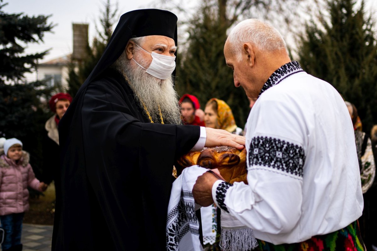 Liturghie arhierească la Parohia „Sfântul Ierarh Nicolae” din Salcea, în ajunul hramului 195357