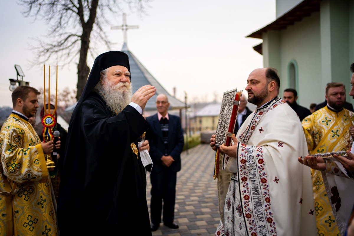 Liturghie arhierească la Parohia „Sfântul Ierarh Nicolae” din Salcea, în ajunul hramului 195358