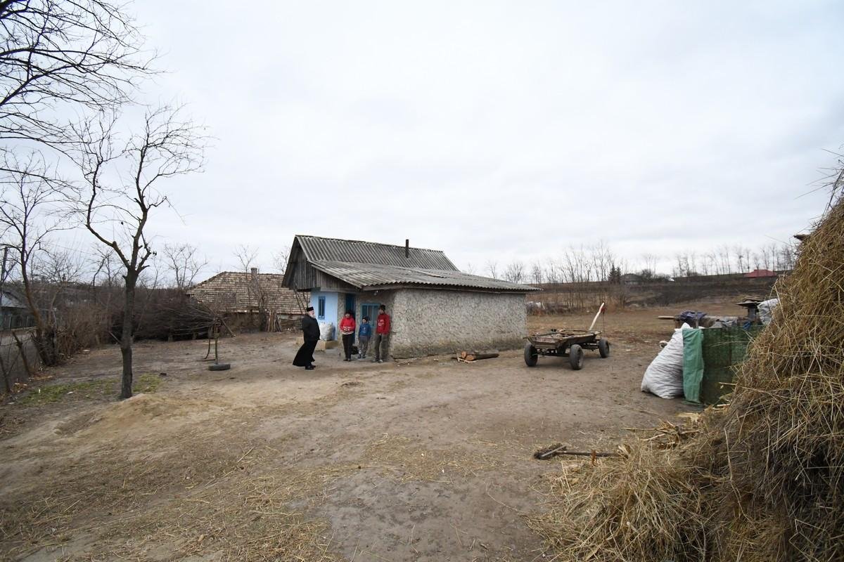 Campania „Daruri în cinstea Pruncului Iisus” a Mănăstirii Hadâmbu, în comuna Andrieșeni 195404