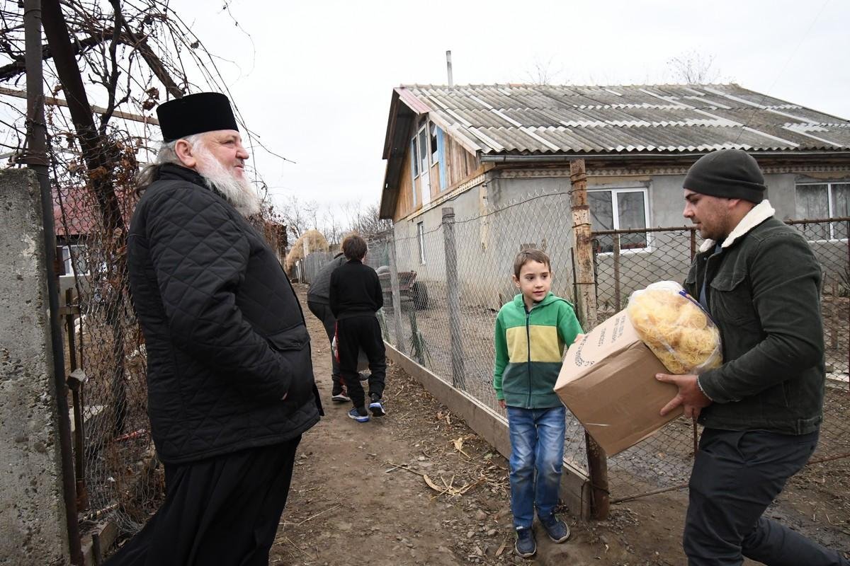 Campania „Daruri în cinstea Pruncului Iisus” a Mănăstirii Hadâmbu, în comuna Andrieșeni 195405