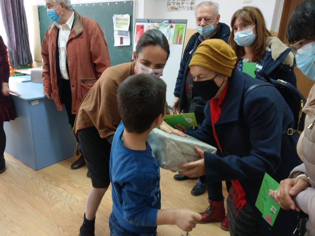 Cadouri pentru copiii Şcolii Gimnaziale Speciale „Sfântul Nicolae” din Bucureşti 195517