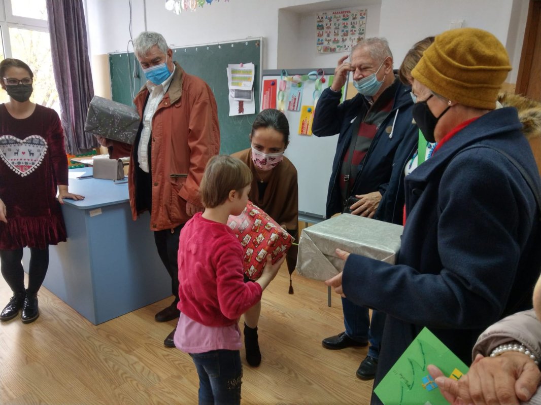 Cadouri pentru copiii Şcolii Gimnaziale Speciale „Sfântul Nicolae” din Bucureşti 195518