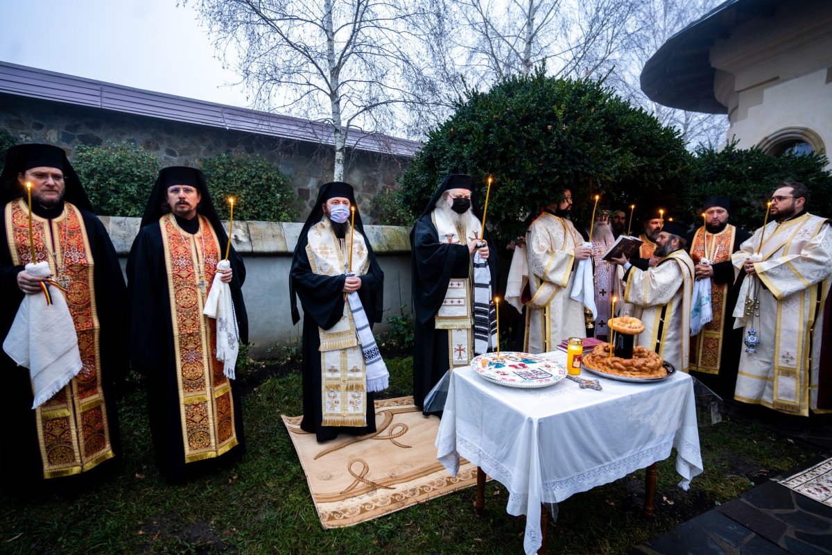 Binecuvântarea prescurăriei din incinta mănăstirii sucevene Cămârzani 195638