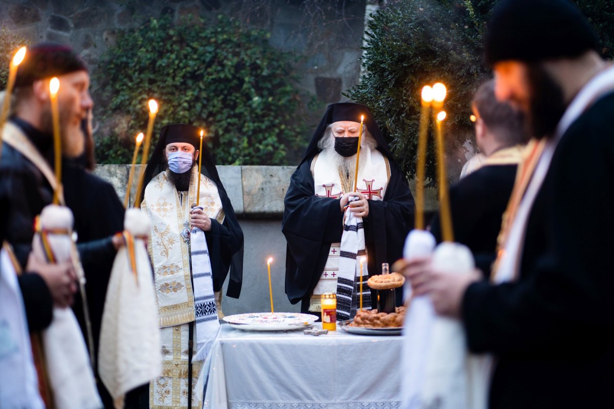 Binecuvântarea prescurăriei din incinta mănăstirii sucevene Cămârzani 195641