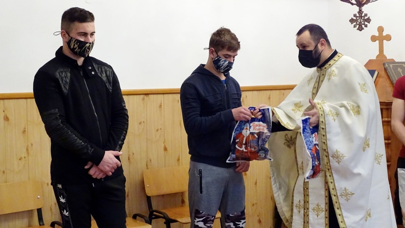 Daruri pentru cei 230 de tineri din Penitenciarul Tichileşti 195656