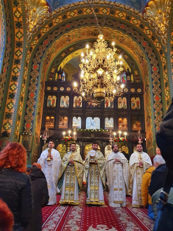 Daruri pentru colindători la Biserica „Sfântul Nicolae”-Vlădica din București 195752