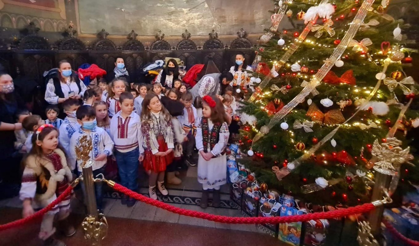 Daruri pentru colindători la Biserica „Sfântul Nicolae”-Vlădica din București 195753