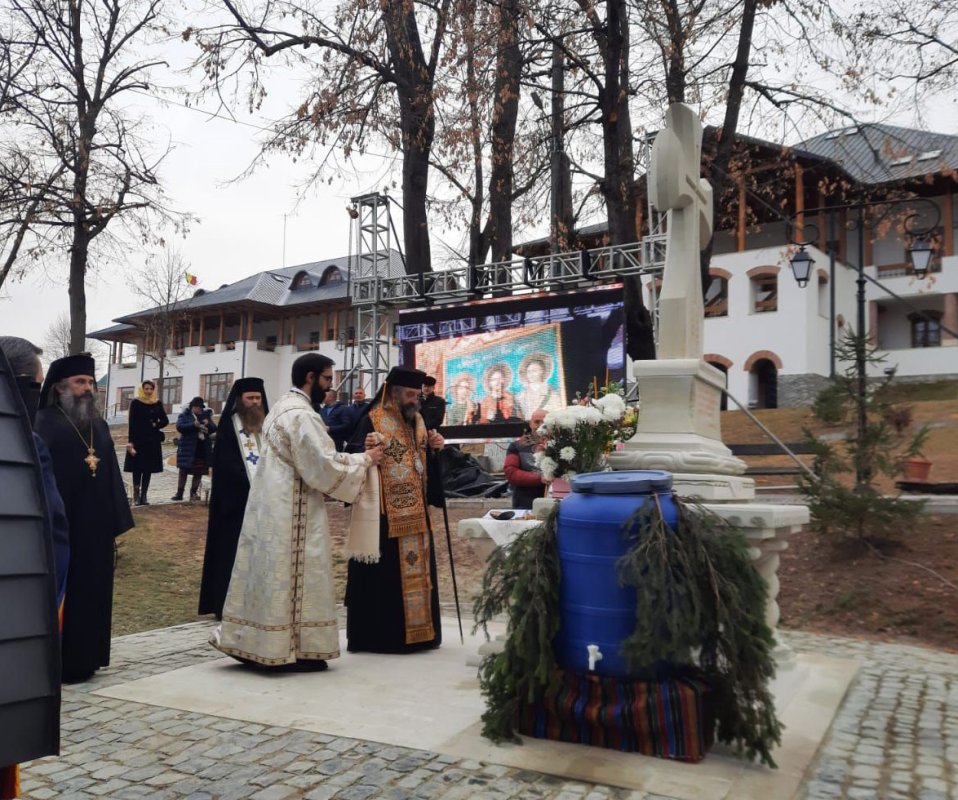 Arhiepiscopul Mirelor Lichiei cinstit la Mănăstirea Coșula din județul Botoșani 195824