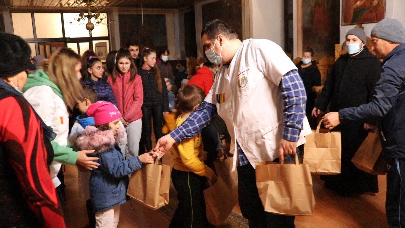 Daruri pentru 170 de copii oferite de voluntarii din Capitală 195895