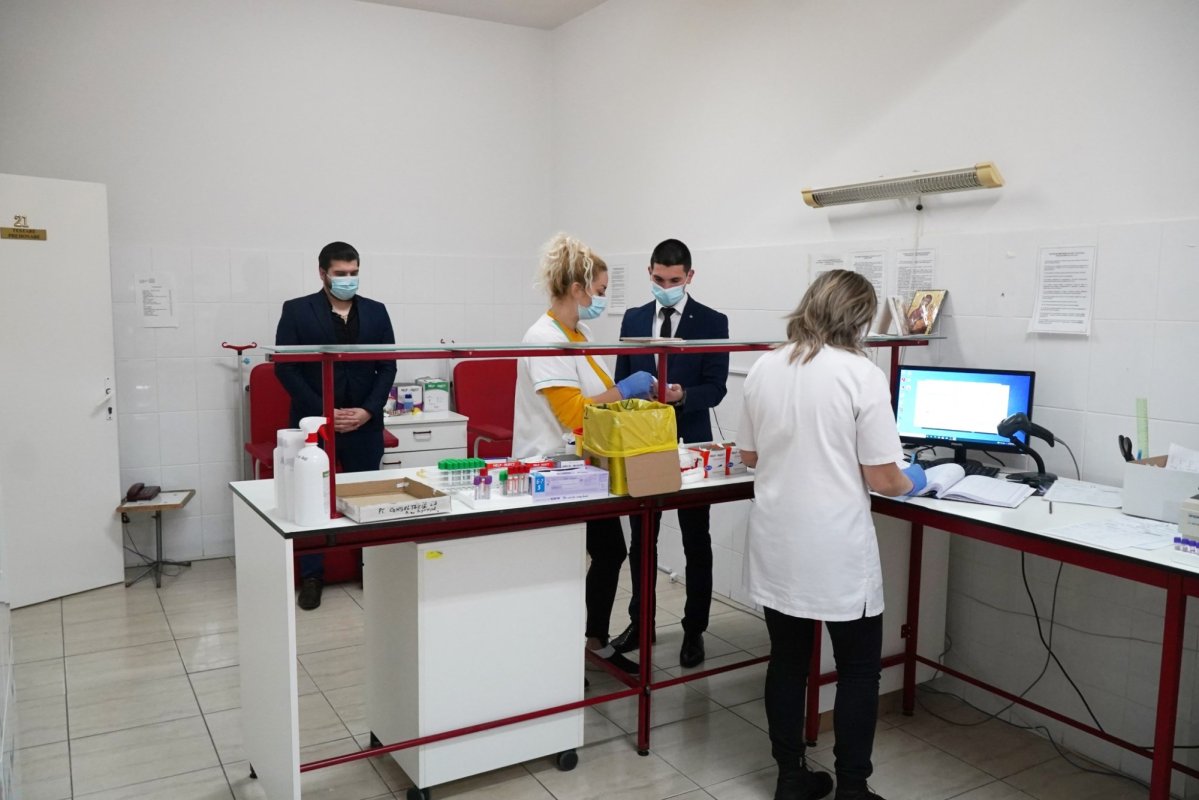 Elevii seminarişti gălăţeni au donat sânge 196007