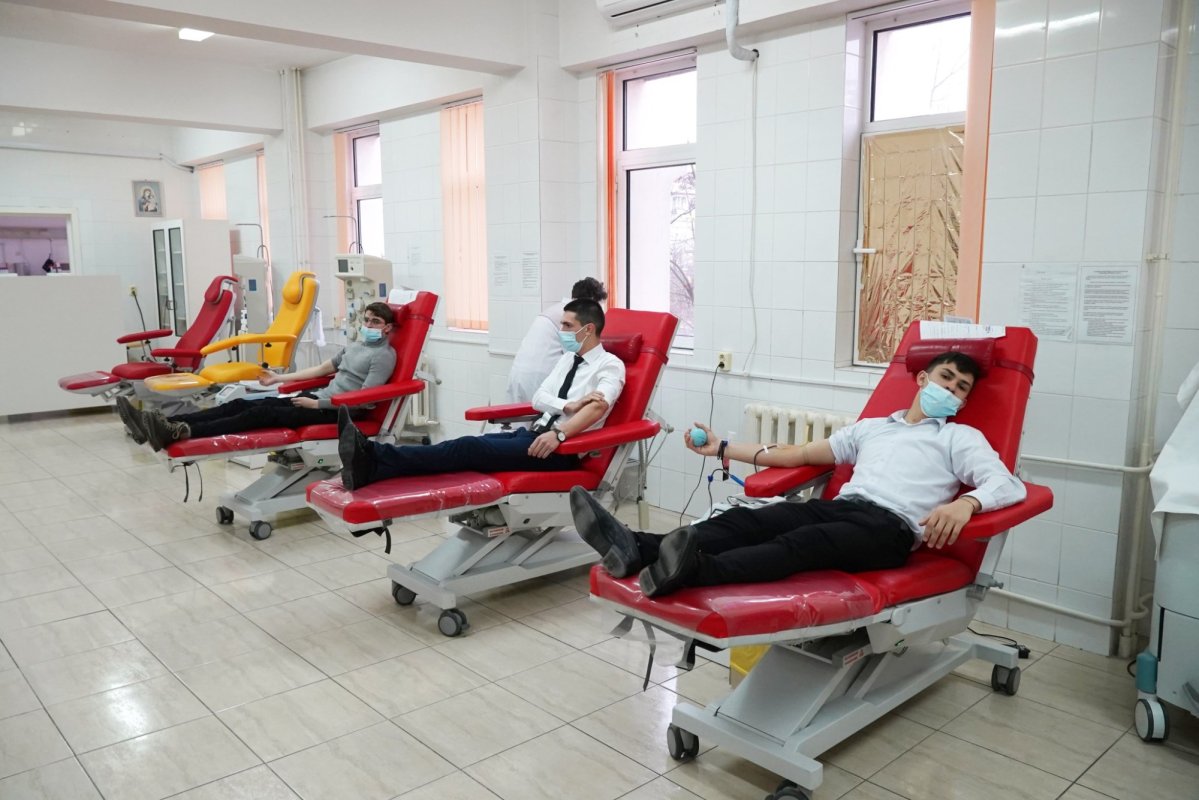 Elevii seminarişti gălăţeni au donat sânge 196008