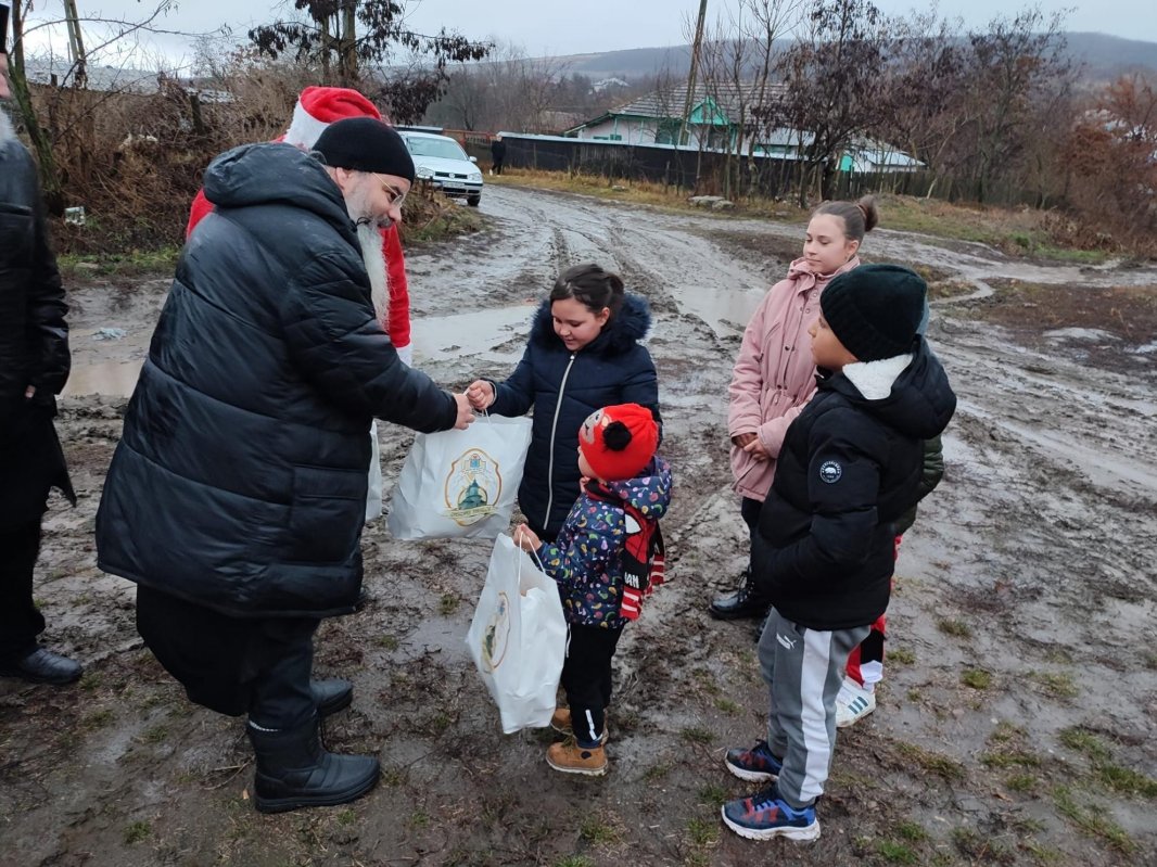 Caravana „Dar de Crăciun” a ajuns la copiii din satele Protopopiatului Vaslui 196523