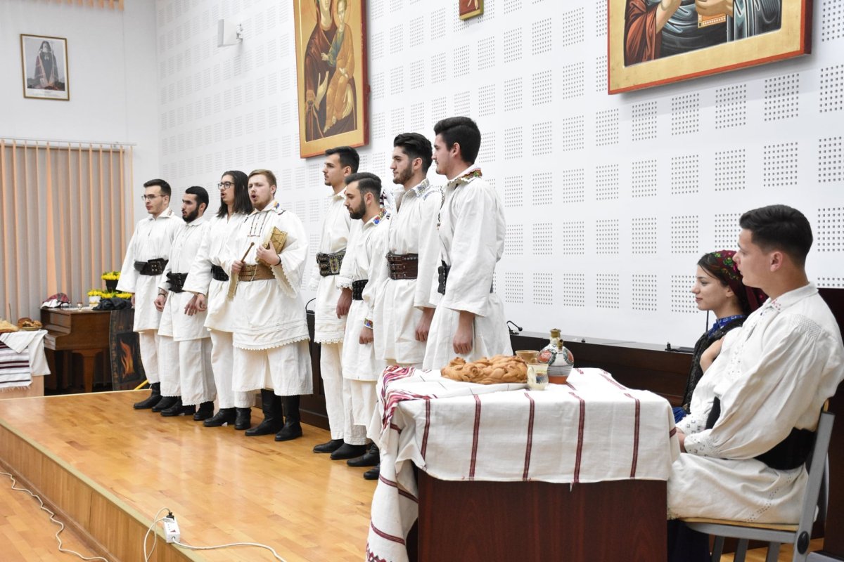 Festivalul-concurs de colinde și obiceiuri de Crăciun „Mare-i seara de-astă seară!“ 196707