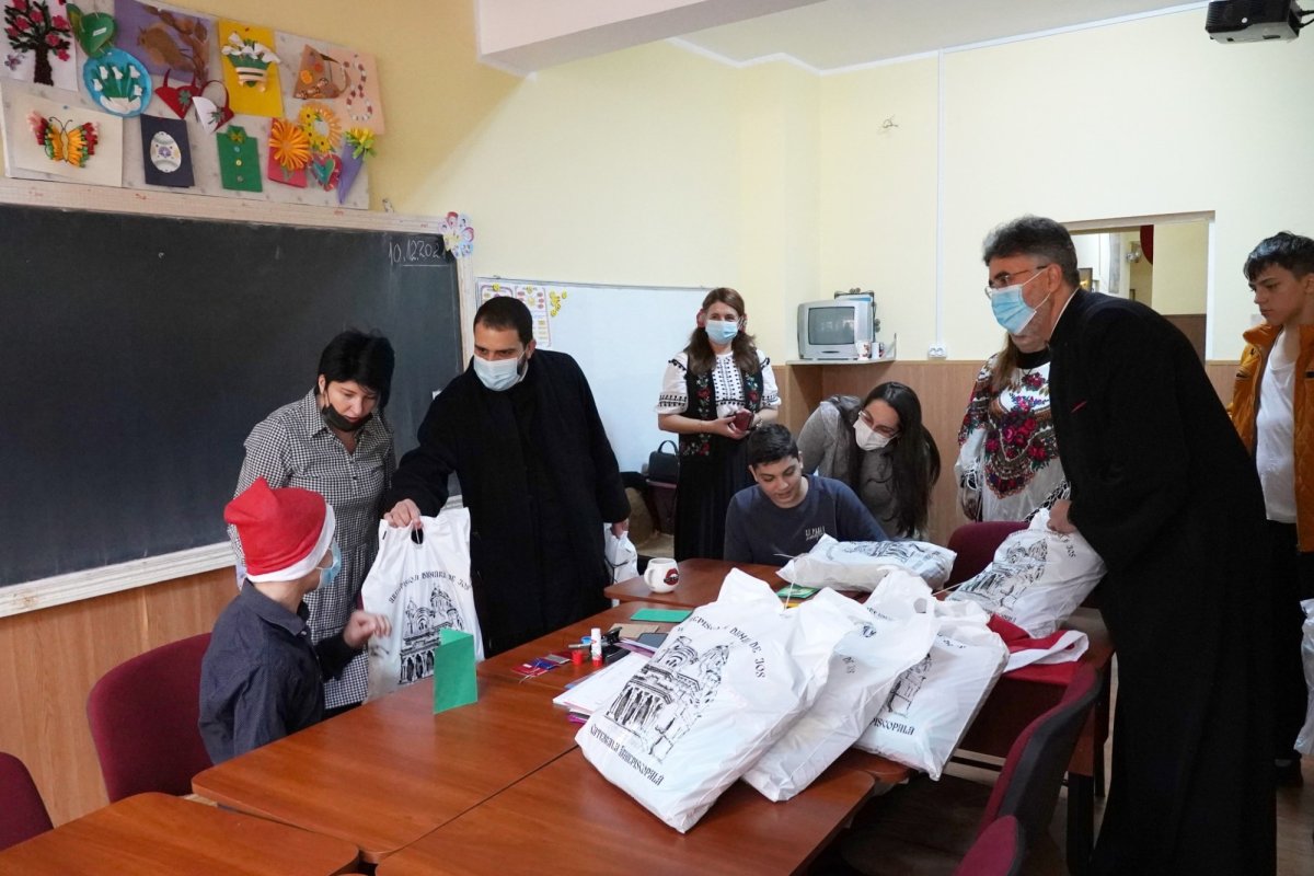 Cadouri pentru copiii de la Şcoala specială „Constantin Pufan” din Galaţi 197097