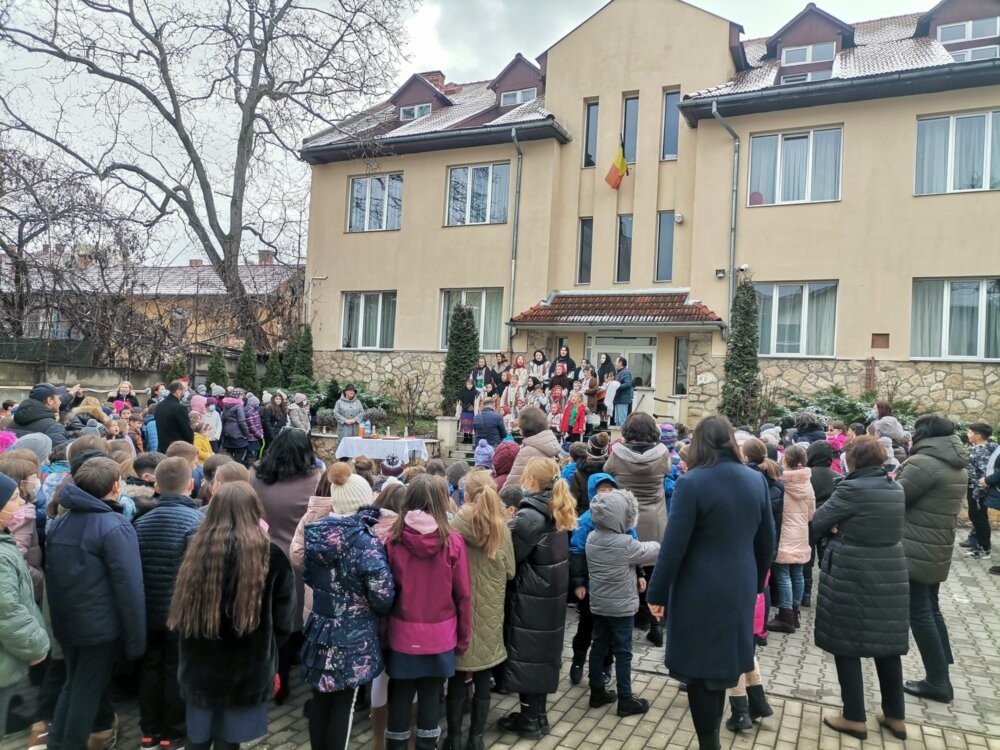 Elevii de la Colegiul Ortodox „Mitropolitul Nicolae Colan”, familiarizați cu tradițiile și obiceiurile de iarnă 196870