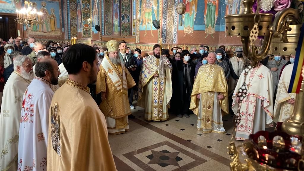 Binecuvântare arhierească şi slujbă de pomenire la Urlaţi 197424