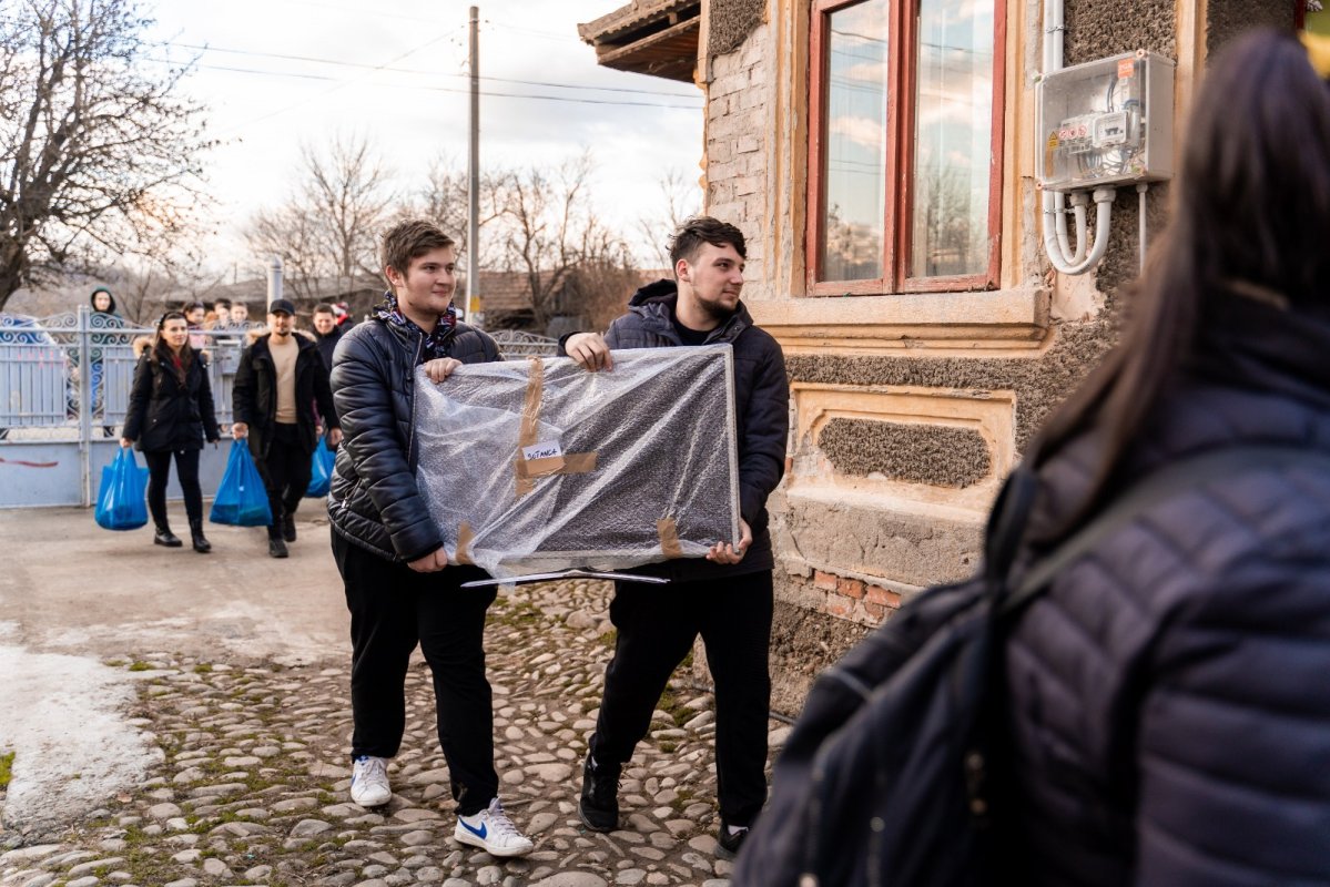 Daruri de la români din diaspora pentru familii nevoiașe din Parohia Șotânga 197504