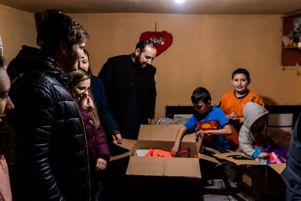 Daruri de la români din diaspora pentru familii nevoiașe din Parohia Șotânga 197506