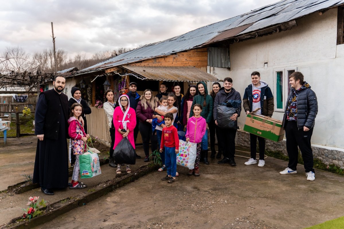 Daruri de la români din diaspora pentru familii nevoiașe din Parohia Șotânga 197507