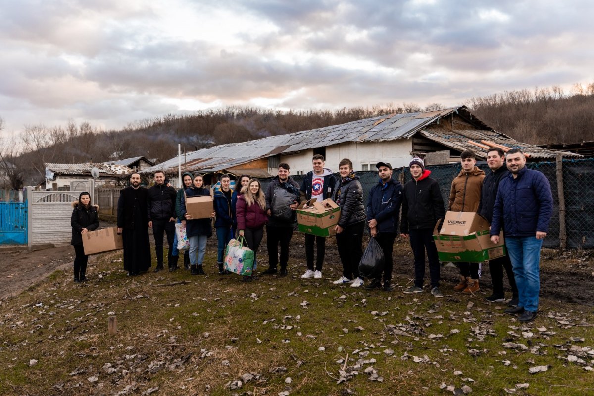 Daruri de la români din diaspora pentru familii nevoiașe din Parohia Șotânga 197509