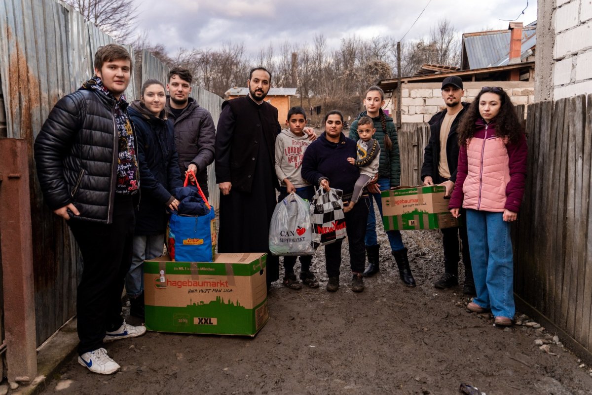 Daruri de la români din diaspora pentru familii nevoiașe din Parohia Șotânga 197510