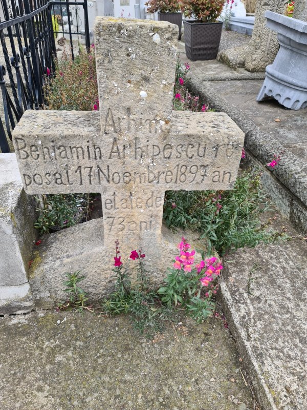 Cimitirul Grădini din Fălticeni, locul de odihnă al Lovineștilor 197590