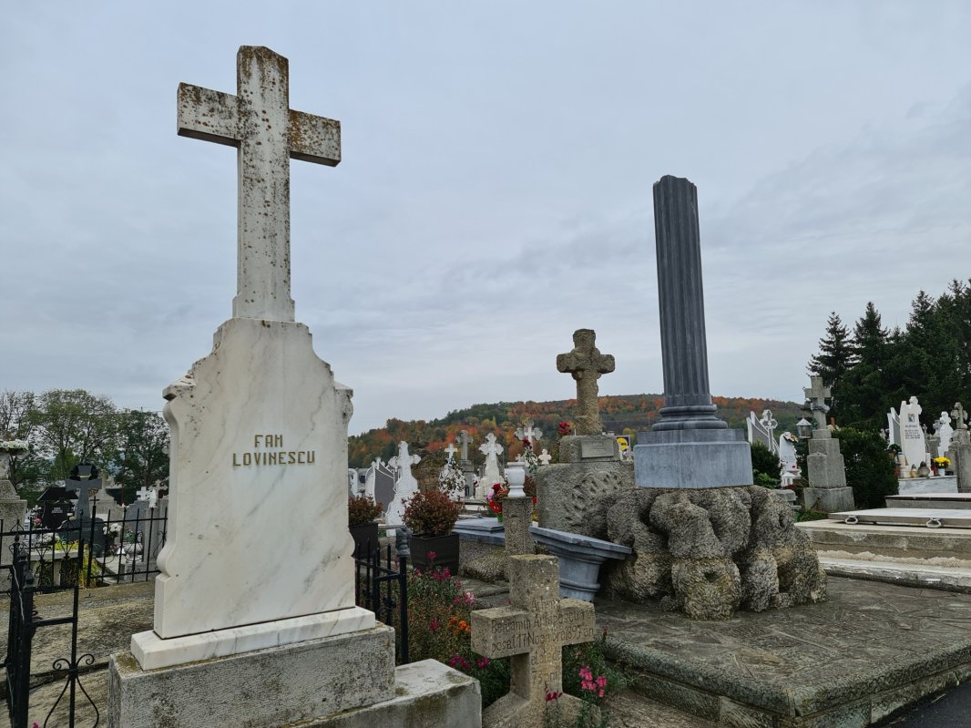 Cimitirul Grădini din Fălticeni, locul de odihnă al Lovineștilor 197601