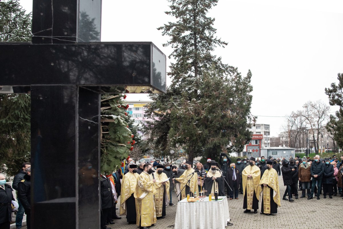 Comemorarea eroilor revoluţiei în cimitirul lor din Capitală 197742