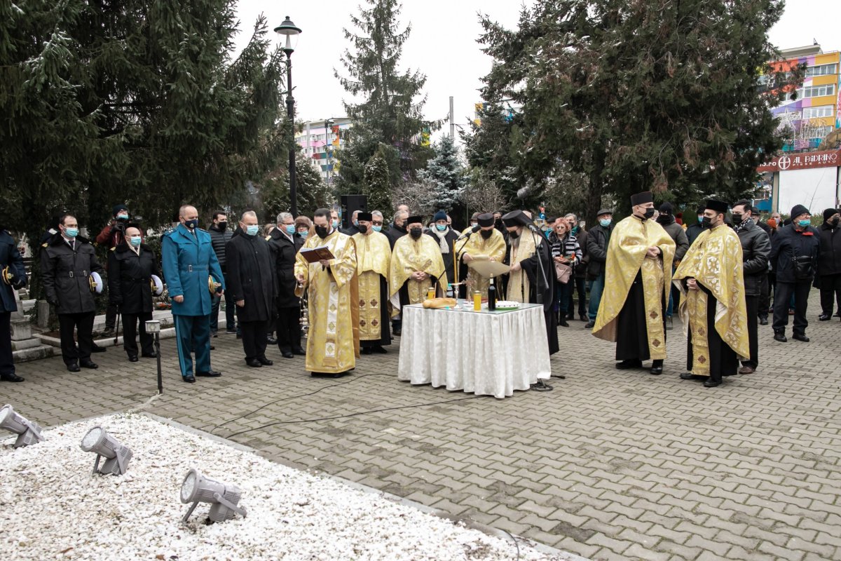 Comemorarea eroilor revoluţiei în cimitirul lor din Capitală 197743