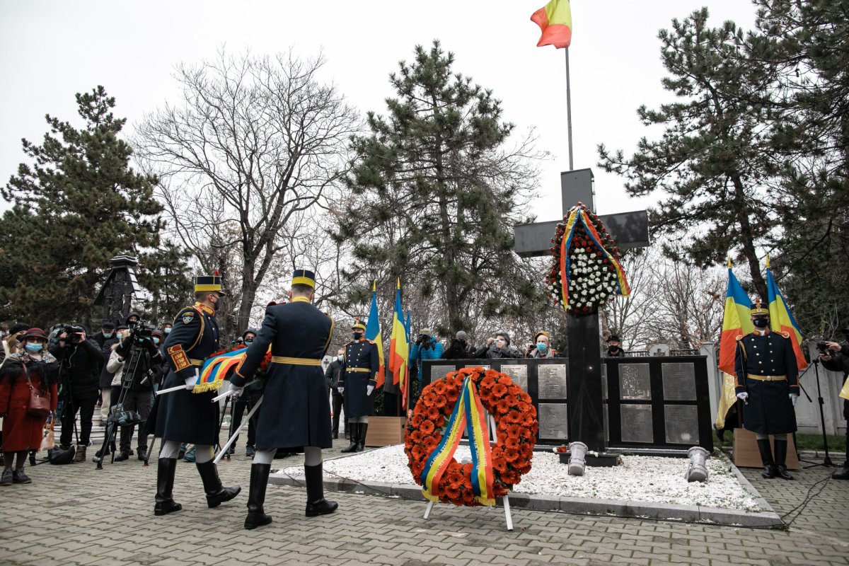 Comemorarea eroilor revoluţiei în cimitirul lor din Capitală 197755