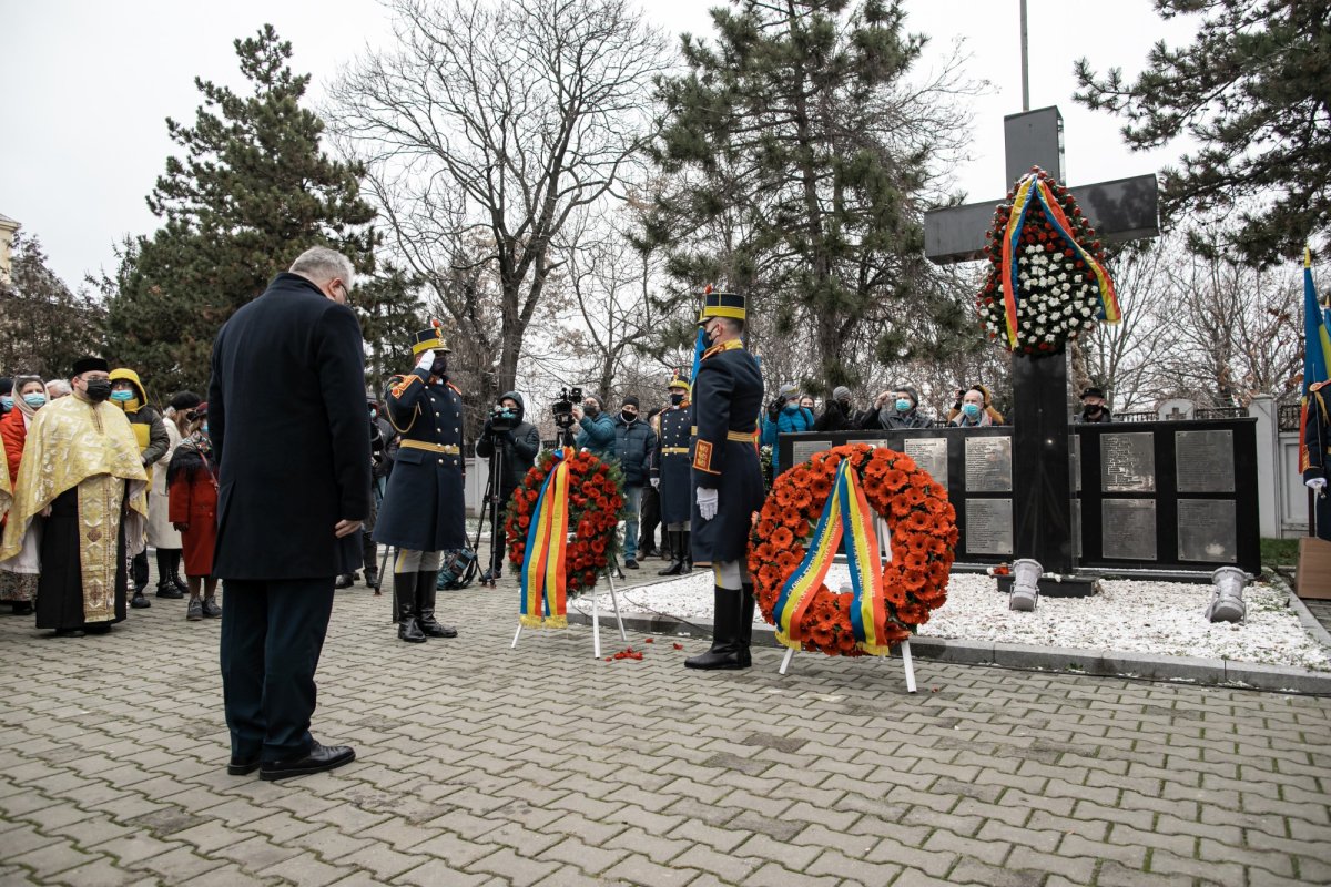 Comemorarea eroilor revoluţiei în cimitirul lor din Capitală 197756
