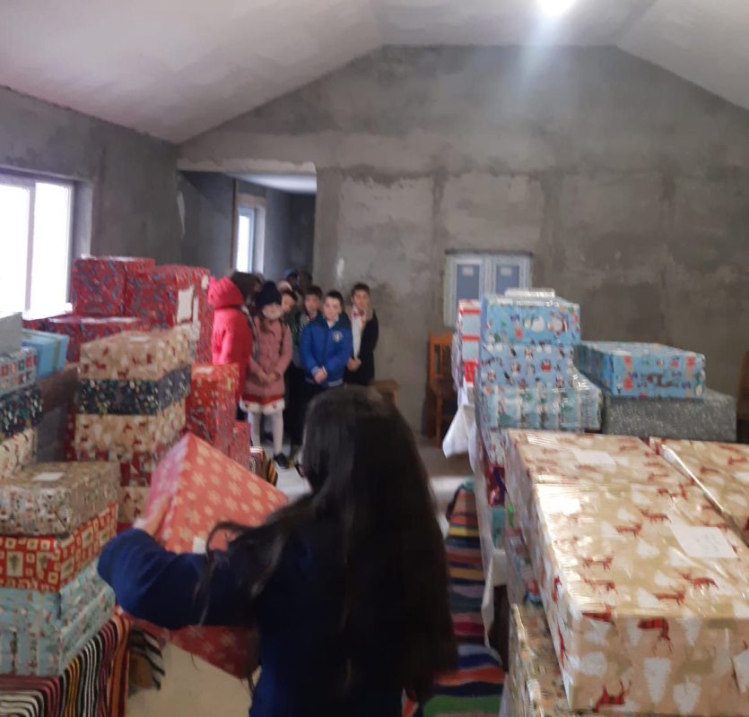 Daruri din Marea Britanie pentru copiii din Hodora, județul Iași 197934