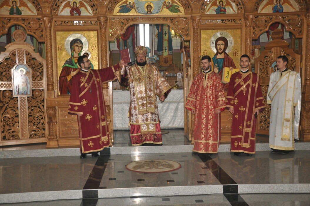 Liturghie și hirotonii la Jibou 197794