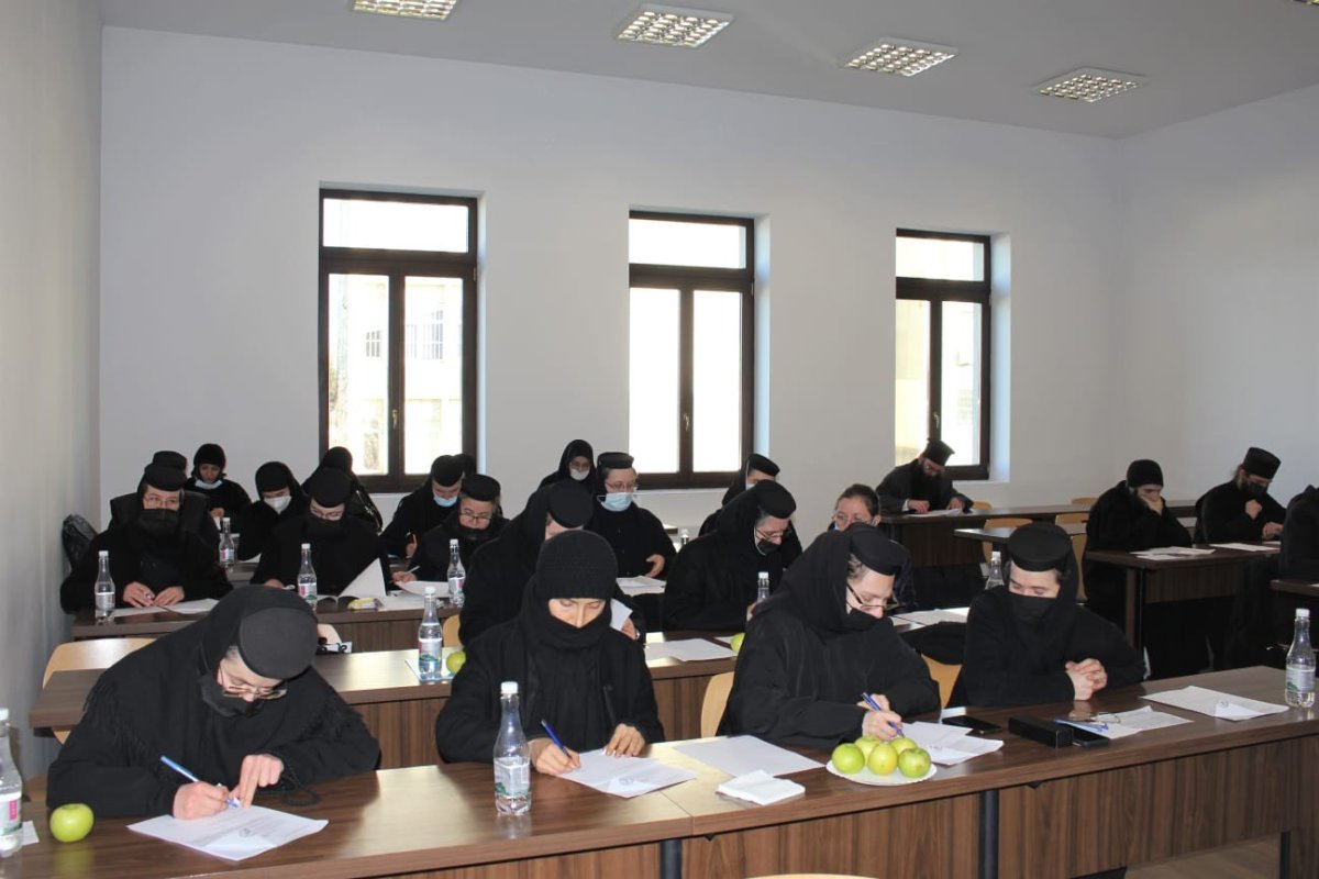 Prima promoţie de muzeografi la Craiova 197800