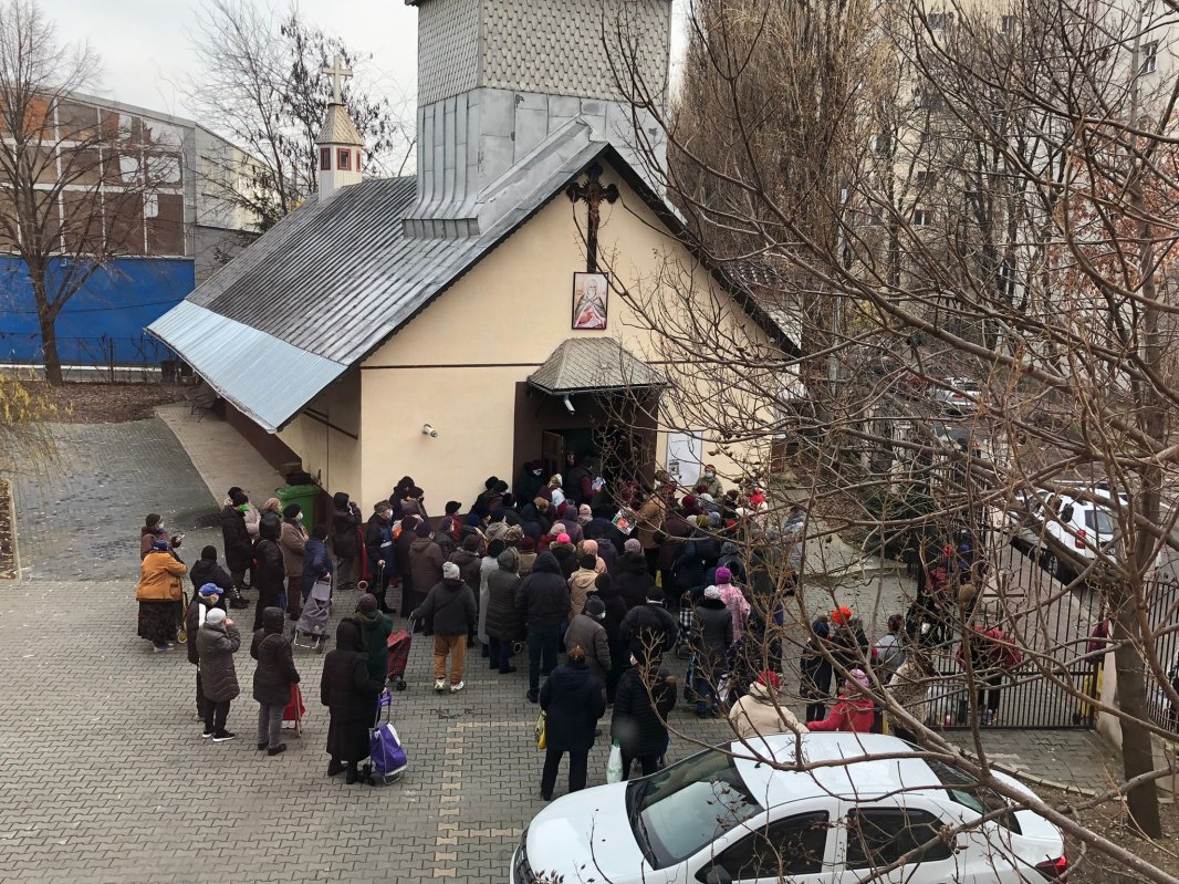 Ajutoare pentru bătrânii din parohia „Inălţarea Sfintei Cruci"-Titan 198134
