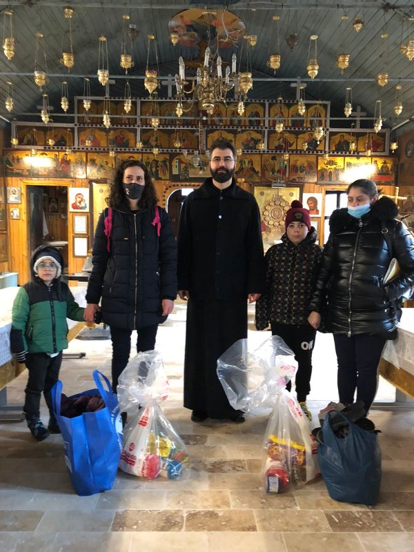 Ajutoare pentru bătrânii din parohia „Inălţarea Sfintei Cruci"-Titan 198135