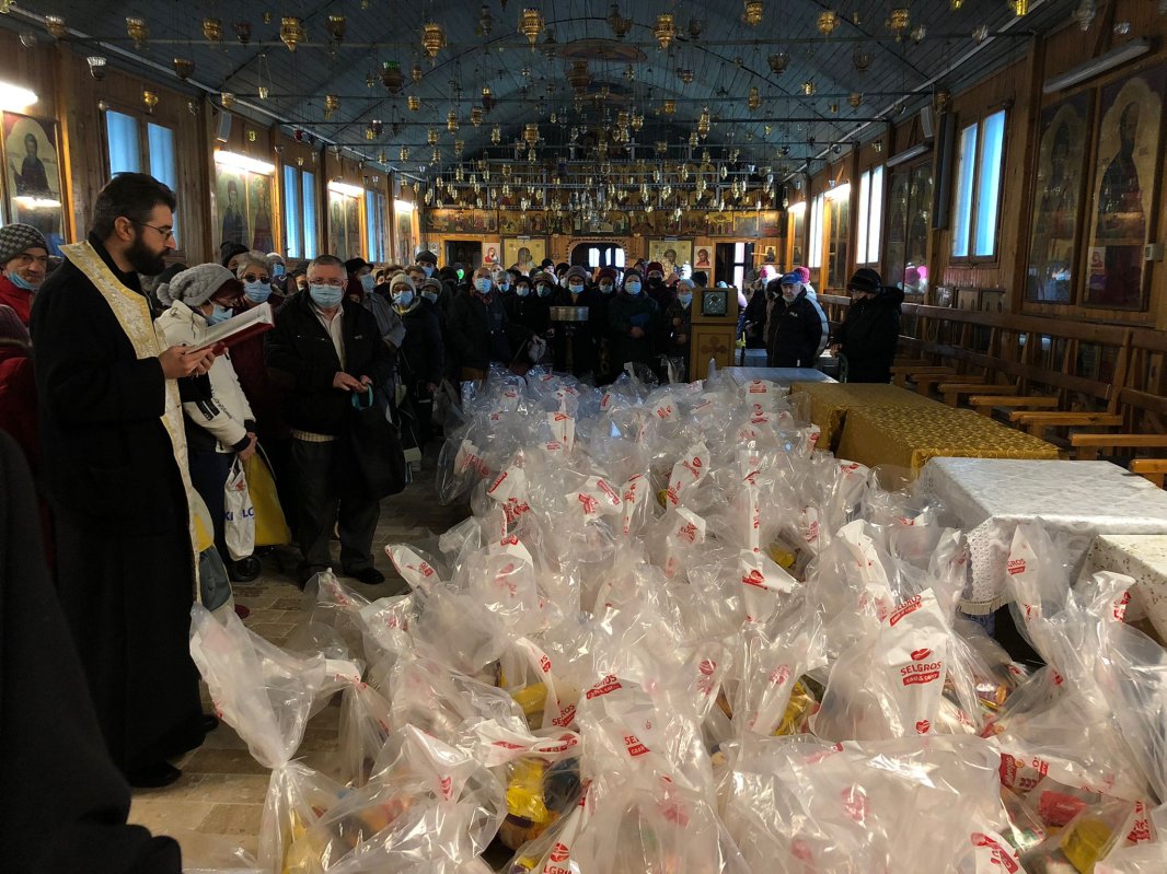 Ajutoare pentru bătrânii din parohia „Inălţarea Sfintei Cruci"-Titan 198136