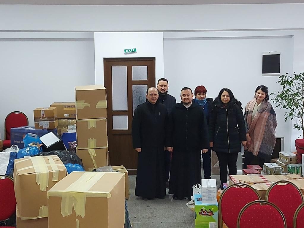 Daruri pentru 100 de familii din Protoieria Vălenii de Munte 197998