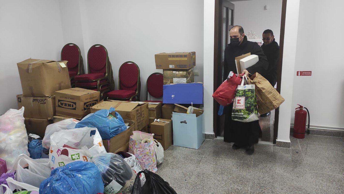 Daruri pentru 100 de familii din Protoieria Vălenii de Munte 197999