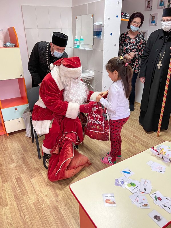 Protoieria Focșani II l-a ajutat pe Moș Crăciun să viziteze centrul școlar pentru educație incluzivă „Elena Doamna”  198138