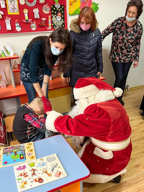Protoieria Focșani II l-a ajutat pe Moș Crăciun să viziteze centrul școlar pentru educație incluzivă „Elena Doamna”  198139
